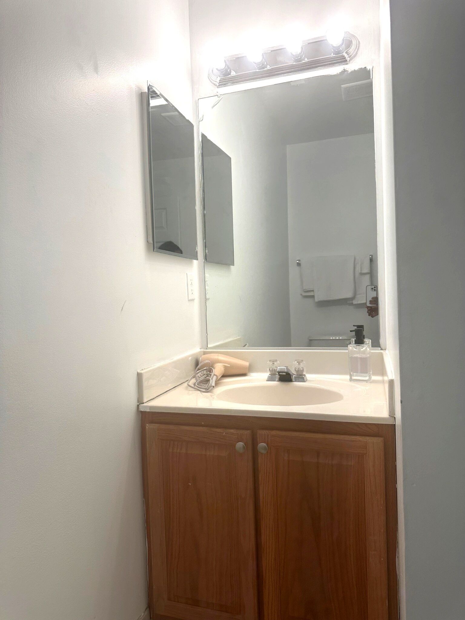 Secador de pelo, toallas y papel higiénico