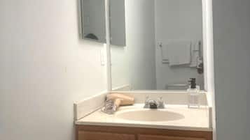 Secador de pelo, toallas y papel higiénico