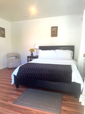 1 bedroom, iron/ironing board, free WiFi - Private ground-level studio suite (Laurel)