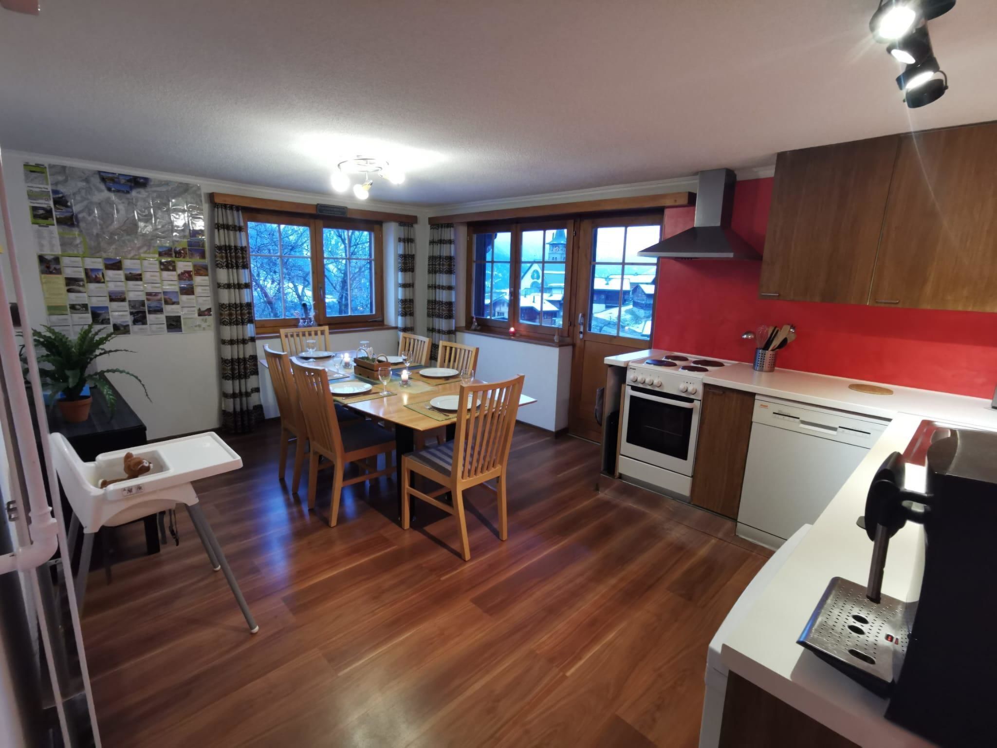 Frigorífic, rentaplats i utensilis de cuina, vaixella i coberteria 