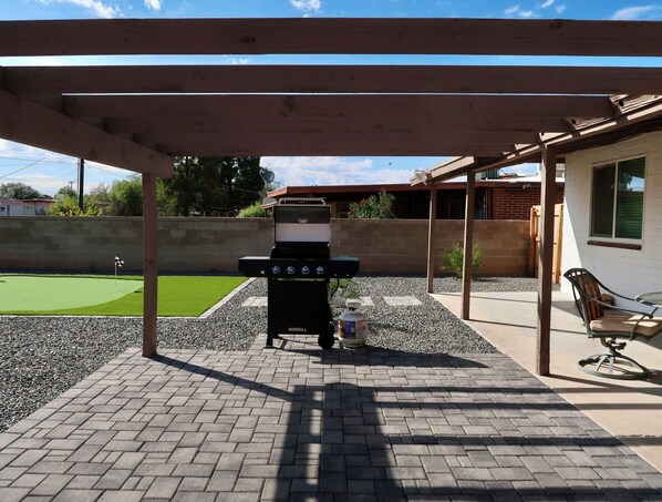 Terrace/patio - 3 Bedroom Retreat, 5 Min to AFB, Relaxing backyard! (Tucson)