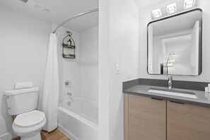 샤워기/욕조 결합, 무료 세면용품, 헤어드라이어, 타월