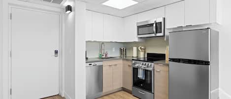 Kühlschrank, Mikrowelle, Ofen, Herdplatte