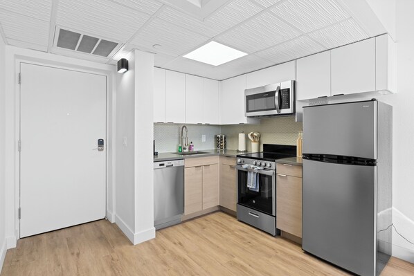 Tủ lạnh, lò vi sóng, lò nướng, bếp nấu 