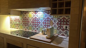 ثلاجة، فرن، موقد طهي مسطح، غسالة أطباق