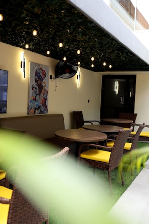 Bar (on property) - Five Clover Hotel Ilupeju (Lagos)