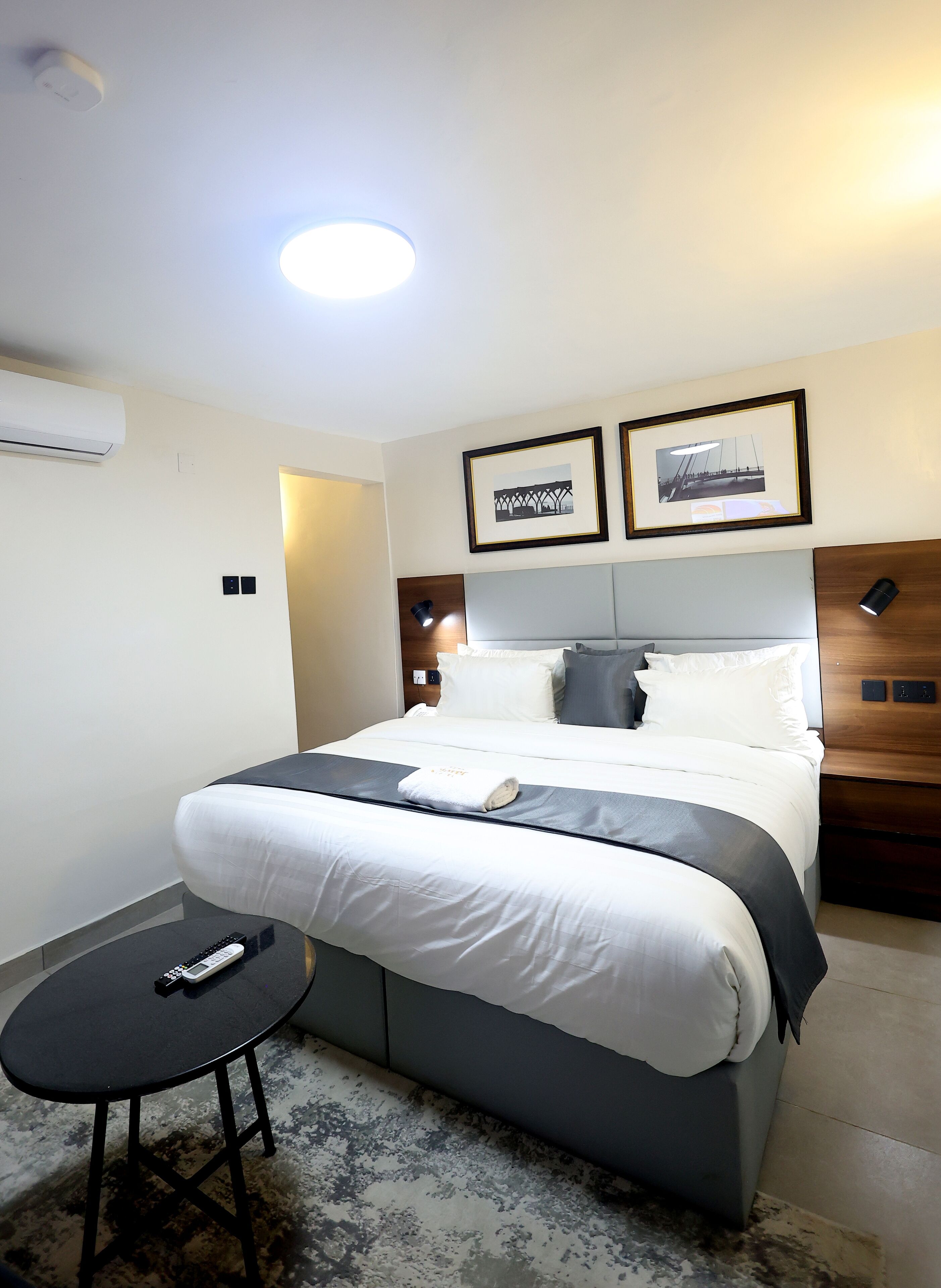 Phòng Executive | Bàn, khu vực làm việc phù hợp cho laptop 