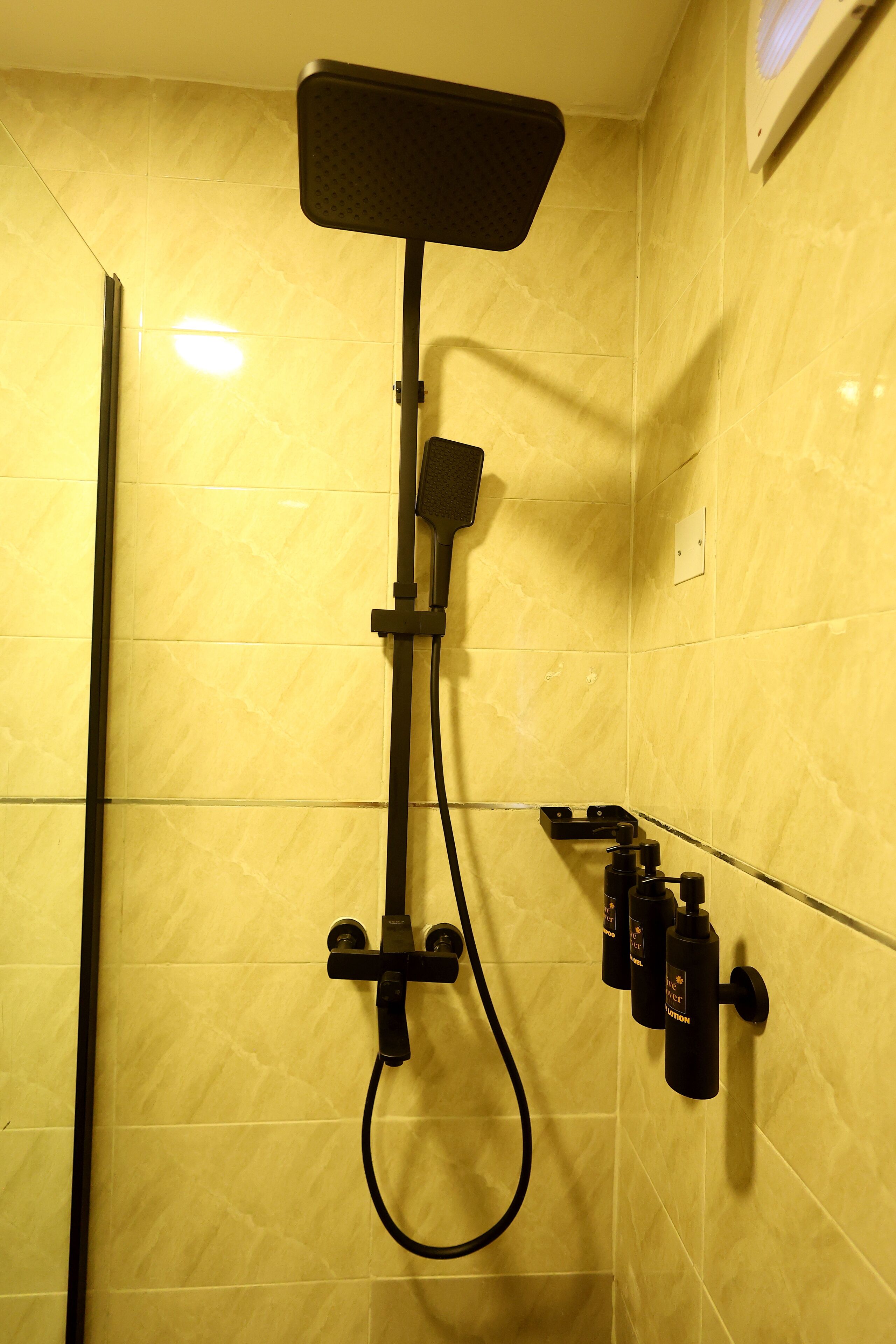 تجهيزات دش، مستلزمات مجانية للعناية الشخصية، مناشف، صابون