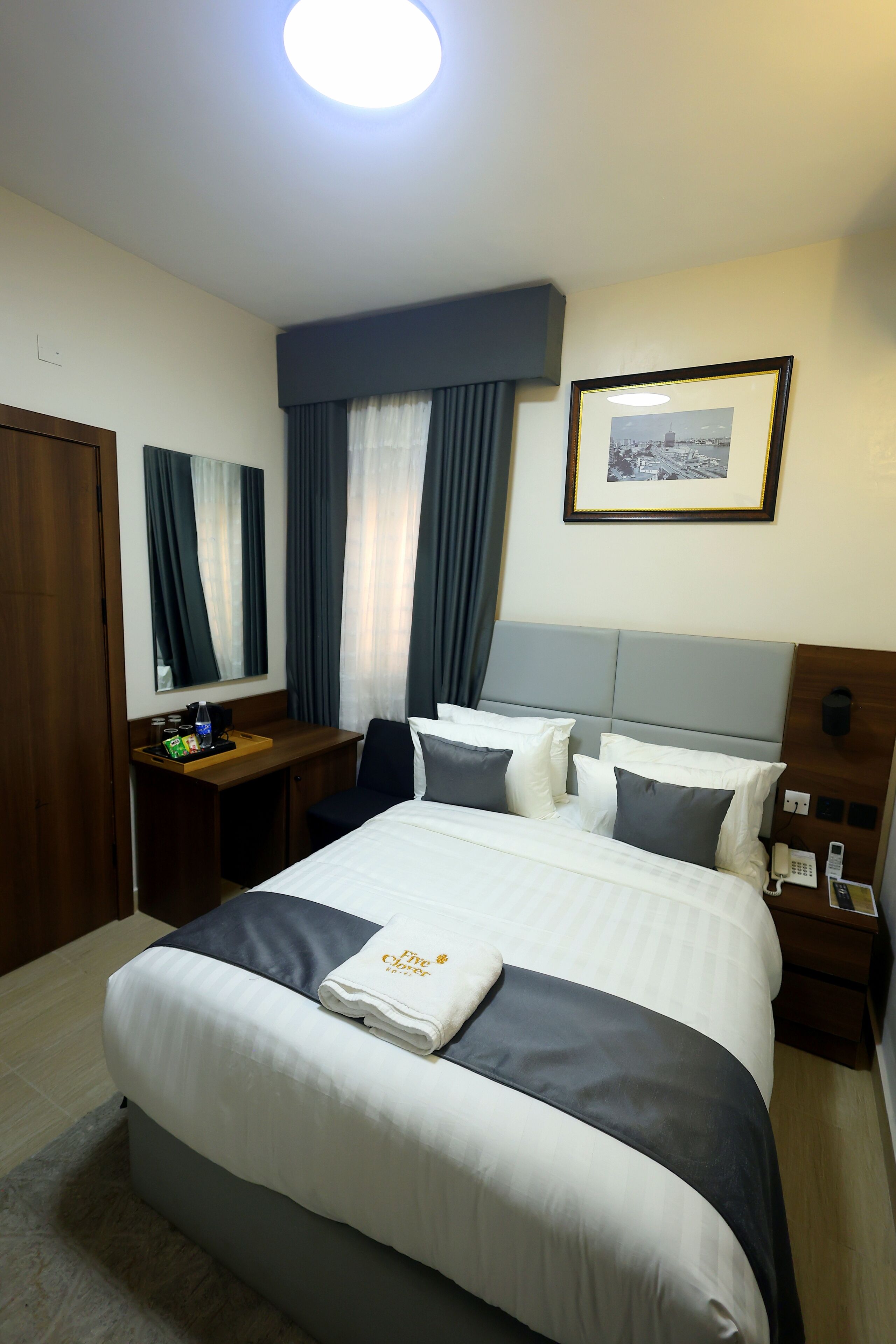 مكتب ومساحة عمل للكمبيوتر المحمول وواي فاي مجانًا