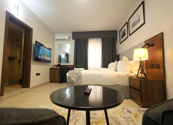 Superior Room | Desk, laptop workspace, free WiFi - Five Clover Hotel Ilupeju (Lagos)