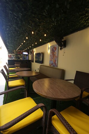 Bar (on property) - Five Clover Hotel Ilupeju (Lagos)