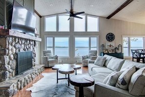 Smart TV, chimenea y reproductor de DVD 