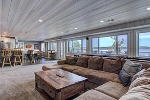 Smart TV, chimenea y reproductor de DVD 