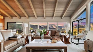 Fernseher, Kamin, Stereoanlage