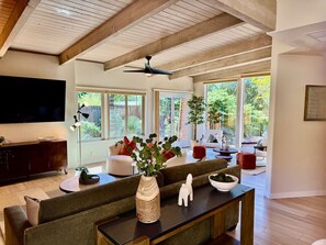 TV, fireplace - Casa de Serenidad-An architectural Gem, SPA, Views (Sedona)