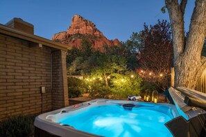 Outdoor spa tub - Casa de Serenidad-An architectural Gem, SPA, Views (Sedona)