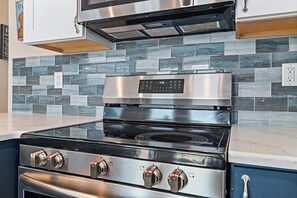 雪櫃、微波爐、焗爐、爐具