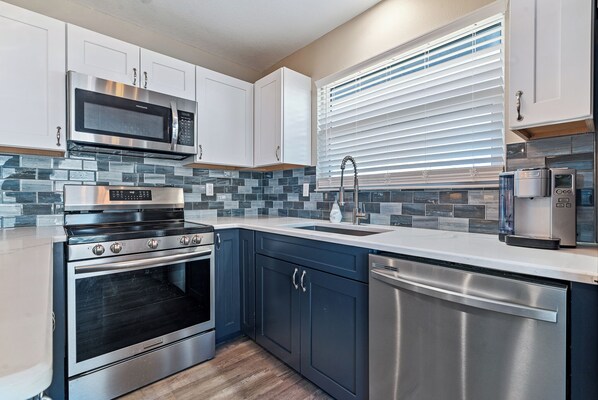 Frigorífic, microones, forn i placa de cuina 