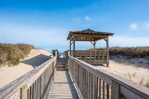 Property grounds - Shore Beats Work: Oceanfront Views, Pool, Hot Tub, Sauna, Discounted Golf Rates (Nags Head)