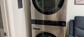 Charming & luxurious 1-bedroom condo, Kitchen, Washer, dryer, parking, King Bed.