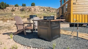 Outdoor dining - 1BR Sleep 3 PALO DURO CANYON Sunset Cabin Firepit (Canyon)