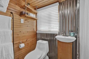 Shower, hair dryer, towels - 1BR Sleep 3 PALO DURO CANYON Cabin Firepit Pet OK (Canyon)