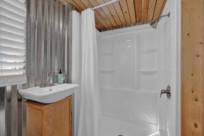 Shower, hair dryer, towels - 1BR Sleep 3 PALO DURO CANYON Cabin Firepit Pet OK (Canyon)