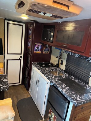 ميكروويف، فرن، موقد طهي مسطح، غسالة أطباق