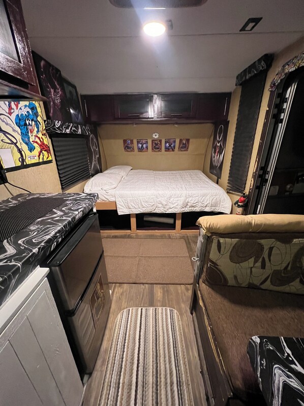 2 عدّة غرف نوم ومكواة/لوح كي وواي فاي وملاءات أسرّة