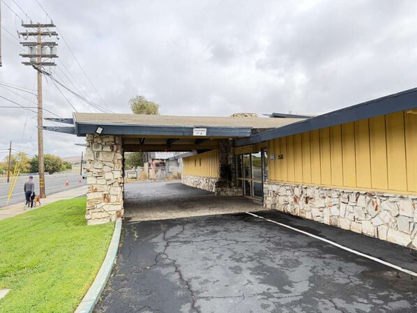 Un bâtiment doté d’une façade en pierre et d’une entrée abritée.