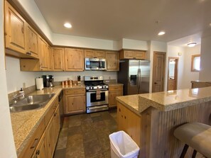 Fridge, microwave, oven, stovetop - Family vacation in this charming 3-bedroom Treasury Point condo in Crested Butte (Crested Butte)