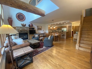 Smart TV, fireplace, books - Family vacation in this charming 3-bedroom Treasury Point condo in Crested Butte (Crested Butte)