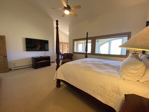 3 bedrooms, iron/ironing board, travel crib, free WiFi