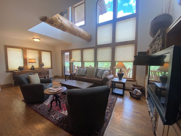 Smart TV, fireplace, books - Family vacation in this charming 3-bedroom Treasury Point condo in Crested Butte (Crested Butte)