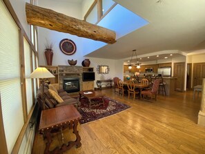 Smart TV, fireplace, books - Family vacation in this charming 3-bedroom Treasury Point condo in Crested Butte (Crested Butte)