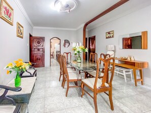 Dining - Furnished 4-Bedroom Apartment | Sleeps 7 - Casablanca Building - Nazaré (Belém)