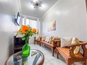Living area - Furnished 4-Bedroom Apartment | Sleeps 7 - Casablanca Building - Nazaré (Belém)