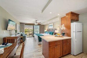 Iron/ironing board, free WiFi, bed sheets - SUMMER SALE!!! Beach Access, Pool, Great Location -Lahaina Shores 426 (Lahaina)