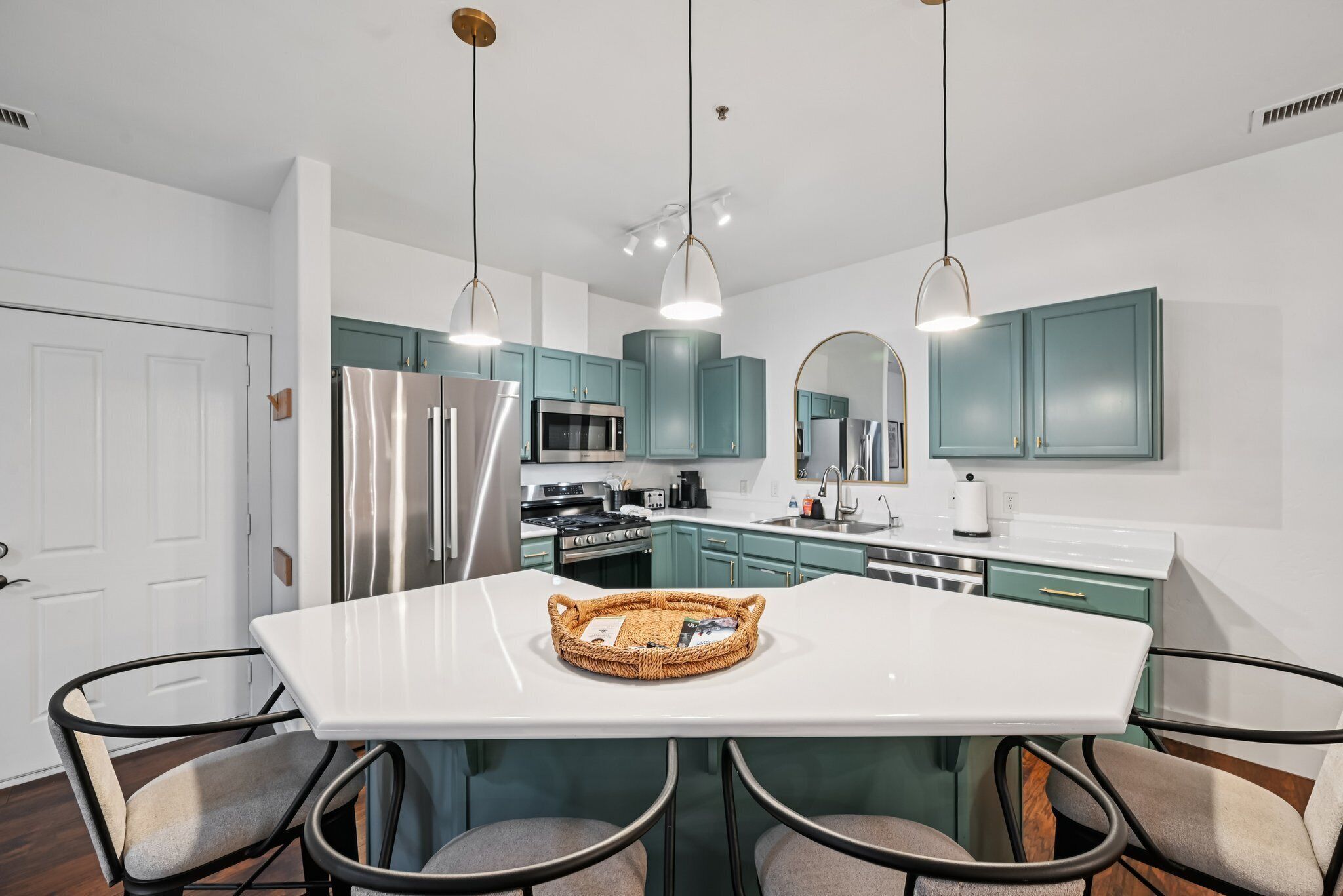 Refrigerador, microondas, horno y parrilla de estufa 