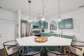 ثلاجة، ميكروويف، فرن، موقد طهي مسطح