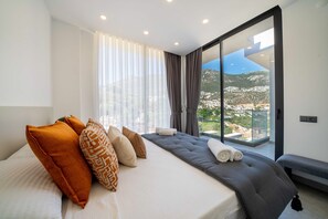 Tabla de planchar con plancha, wifi gratis y ropa de cama