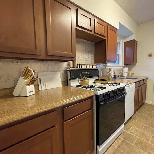 Queen & King 2 Bedroom, 15 minutes from anything, private drive