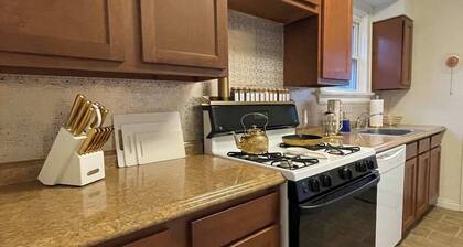 Queen & King 2 Bedroom, 15 minutes from anything, private drive