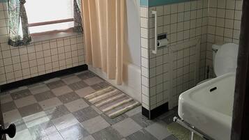 Secadora de cabello, toallas, jabón, papel de baño