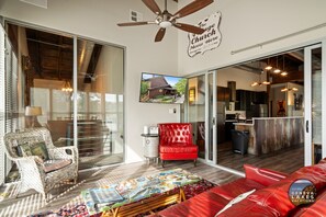 Smart TV - The Downtowner|Group & Event Friendly Space| 9BR Funhub Downtown Lake Geneva|Walk to Lake & Dining (Lake Geneva)