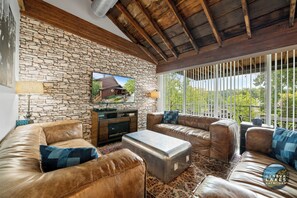 Smart TV - The Downtowner|Group & Event Friendly Space| 9BR Funhub Downtown Lake Geneva|Walk to Lake & Dining (Lake Geneva)