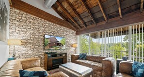 Smart TV - The Downtowner|Group & Event Friendly Space| 9BR Funhub Downtown Lake Geneva|Walk to Lake & Dining (Lake Geneva)