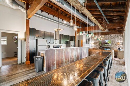 The Downtowner|Group & Event Friendly Space| 9BR Funhub Downtown Lake Geneva|Walk to Lake & Dining