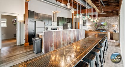 The Downtowner|Group & Event Friendly Space| 9BR Funhub Downtown Lake Geneva|Walk to Lake & Dining