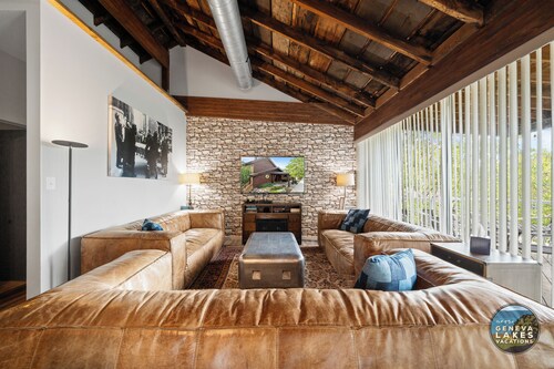 The Downtowner | Group-Friendly 9BR Home in Downtown Lake Geneva – Walk to Lake & Dining